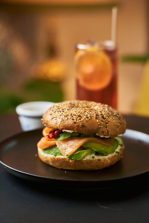 Bagel de salmón ahumado con palta y queso crema