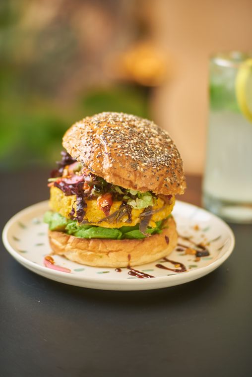 Hamburguesa veggie de lentejas con hojas verdes