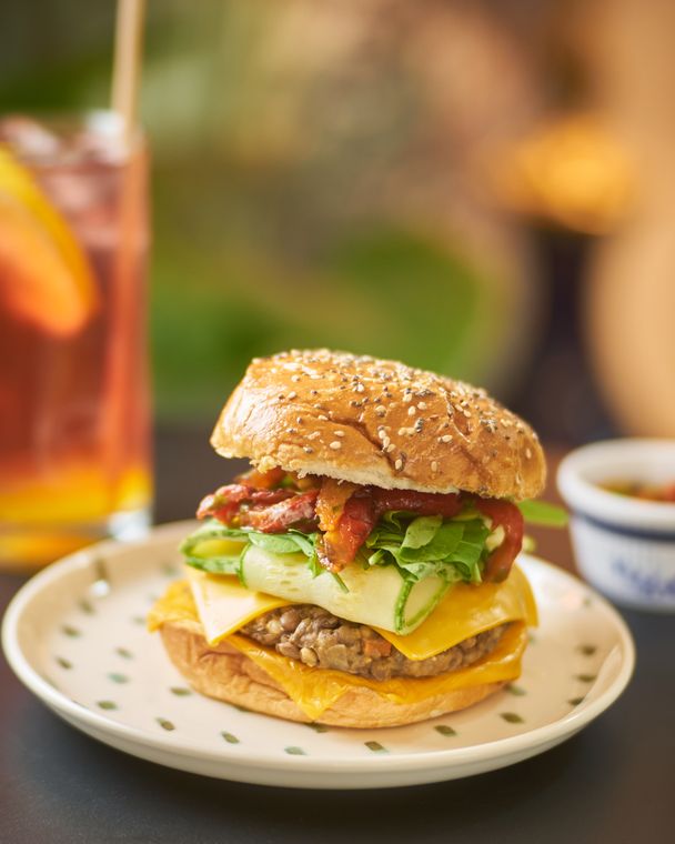 Hamburguesa con cheddar y panceta, con té helado
