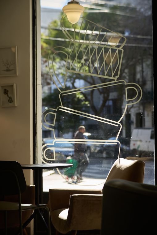 La ventana con tazas dibujadas, mirando a la esquina