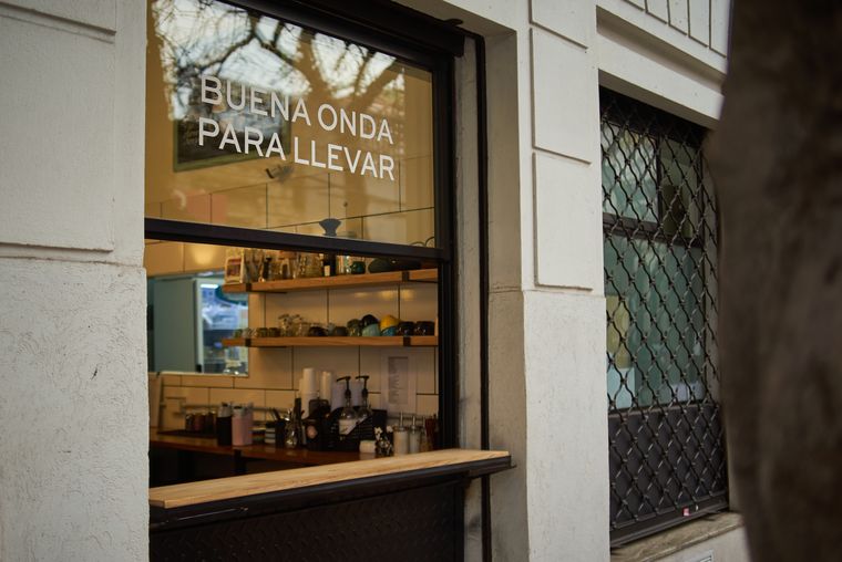 La ventana para llevar, con el cartel “Buena onda para llevar”